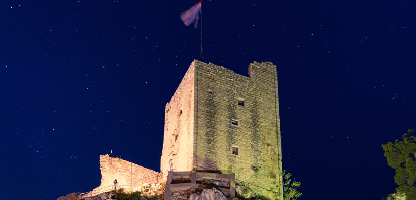 Omis Peovica Die Festung Mirabella Nacht