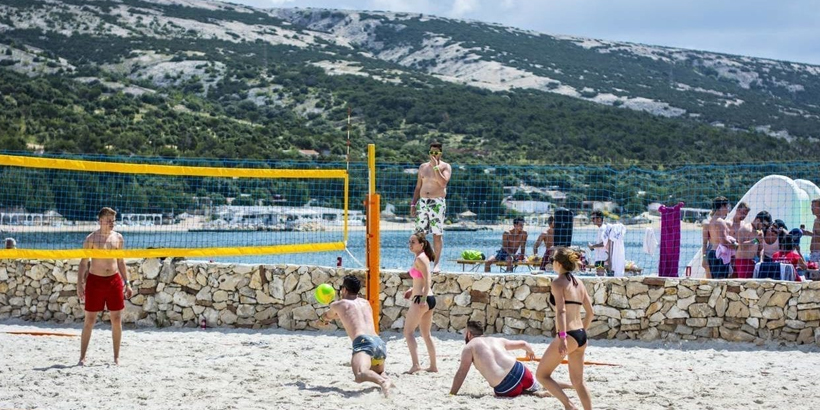 https://www.lust-auf-kroatien.de/wp-content/uploads/2019/07/Camping-Village-Šimuni-Volleyball.jpg