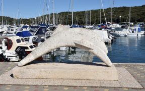 Pula Skulptur Delfin in Marina Veruda - dahinter Boote und Yachten