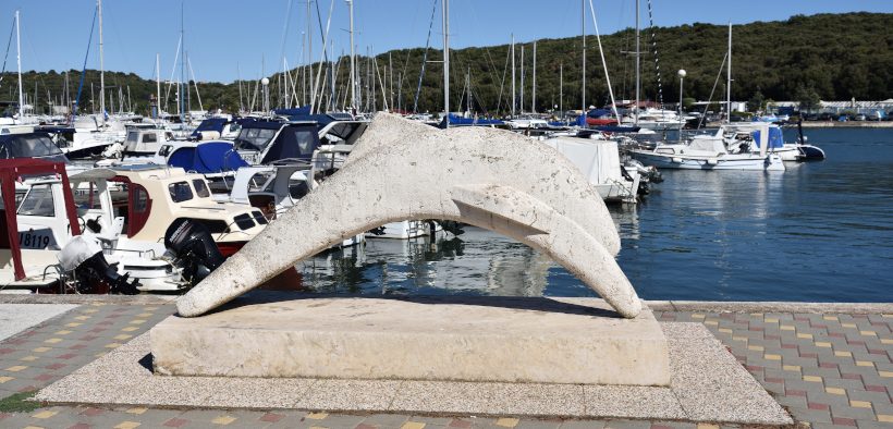 Pula Skulptur Delfin in Marina Veruda - dahinter Boote und Yachten