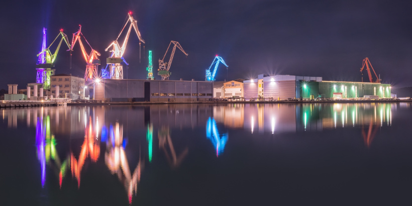 Pula Tipps - beleuchtete Kräne am Yachthafen