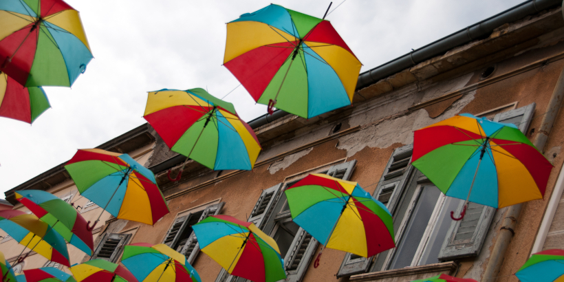 Regenschirme Kunst Straße Pula