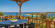 Terrasse einer festen Wohneinheit mit Meerblick im Orsera Camping Resort von Vrsar