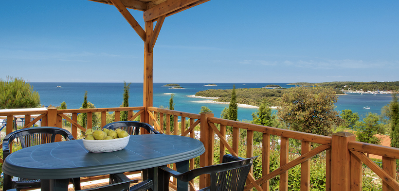 Terrasse einer festen Wohneinheit mit Meerblick im Orsera Camping Resort von Vrsar