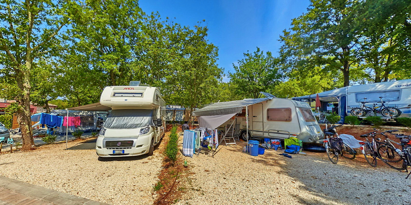 Wohnmobile im Schatten der Bäume im Polidor Camping Park