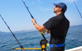Angler auf Boot im Meer - Angeln mit Drohne auf hoher See
