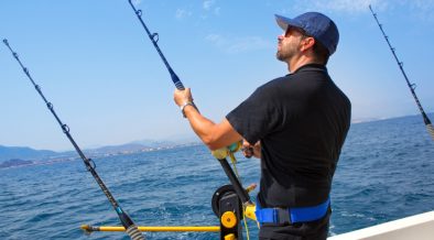 Angler auf Boot im Meer - Angeln mit Drohne auf hoher See