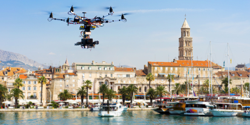 Drohne am Hafen in Kroatien - Drohnen Regeln für Drohnenflug - Drohnen Gesetze in Kroatien