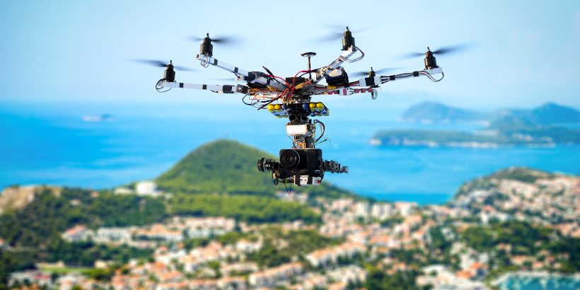 Drohnen fliegen in Kroatien - fliegende Filmkamera über dem Meer