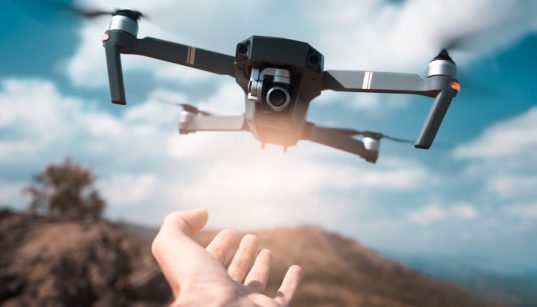 Fliegende Drohne über Hand - FAQ Drohnen Kroatien - Häufig gestellte Fragen - Drohne Kroatien Erfahrungen