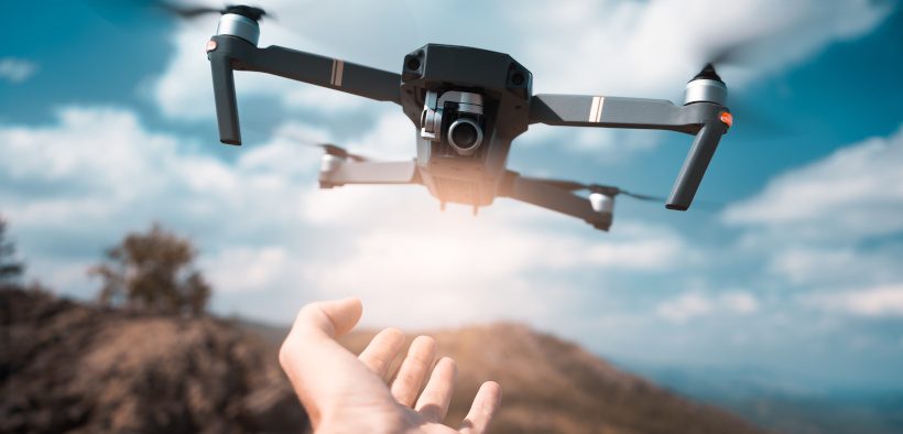 Fliegende Drohne über Hand - FAQ Drohnen Kroatien - Häufig gestellte Fragen - Drohne Kroatien Erfahrungen