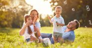 Familie macht Seifenblasen - Spielerisch Pula mit Kindern entdecken