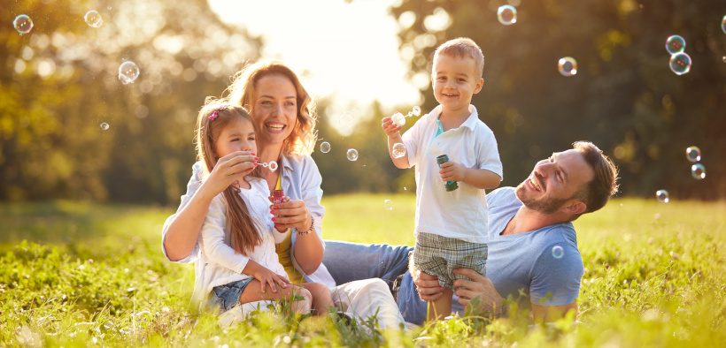 Familie macht Seifenblasen - Spielerisch Pula mit Kindern entdecken