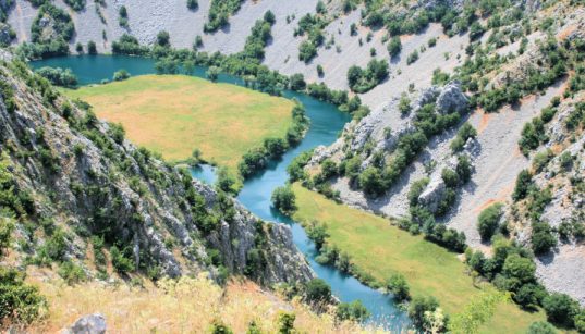 Flussbiegung vom Karstfluss Krupa - Angeln in Dalmatien