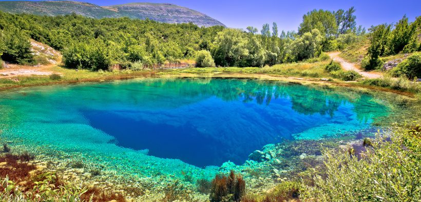 Angeln in Cetina in der Quelle Glavaš - smaragdrüne Perle in Dalmatien