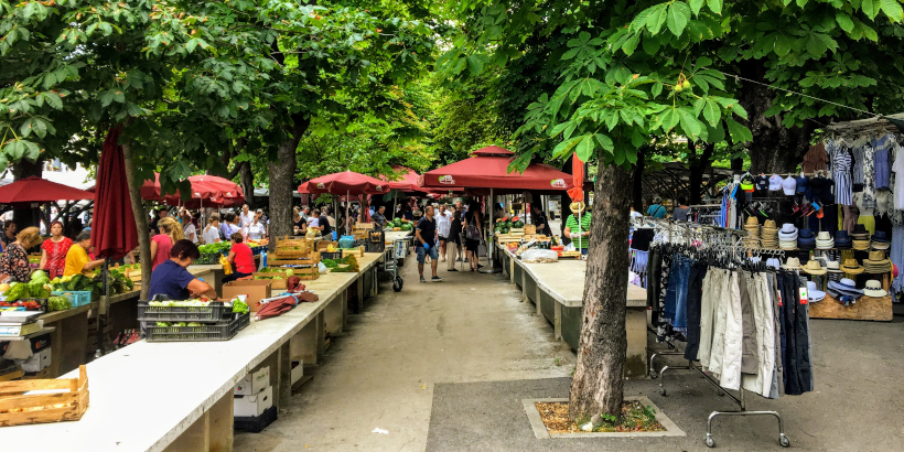 Kleidung und frisches Obst und Gemüse im Freien vom Pula Markt