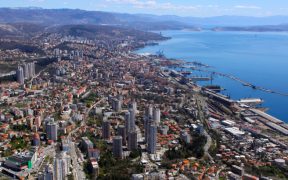 Küste von Rijeka inklusive Rijeka Zuckerpalast am Hafen