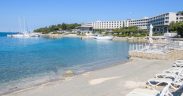 Strand vor Island Hotel Istra auf dem Inselduo Insel Andrija und Insel Maškin