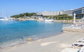 Strand vor Island Hotel Istra auf dem Inselduo Insel Andrija und Insel Maškin
