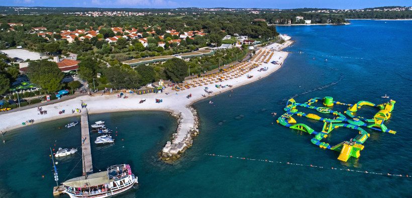 Strandseite und Wasserpark des BiVillage Feriendorfs - Ferienanlage Kroatien