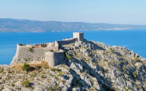 Die Festung Starigrad thront hoch über Omiš und der Adria - Starigrad Fortress