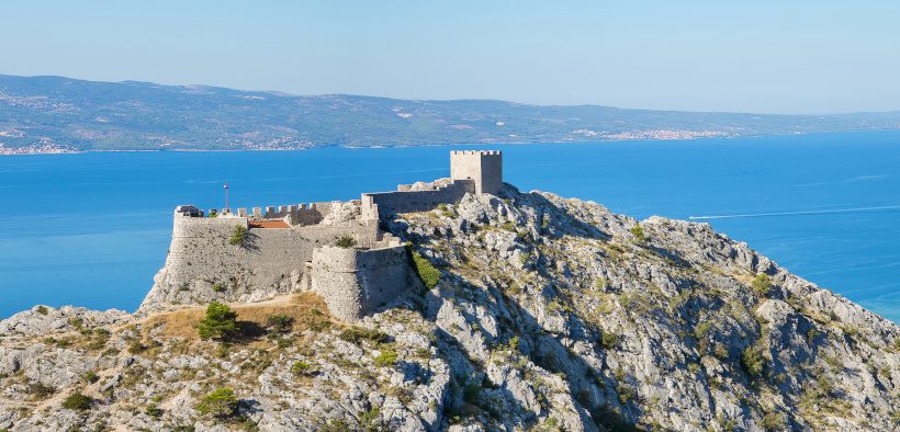Die Festung Starigrad thront hoch über Omiš und der Adria - Starigrad Fortress