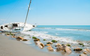 Gestrandetes Boot am Strand - Bootsversicherung Kroatien - Versicherungspflicht für Boote