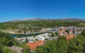 Obrovac ist die kleine Stadt am Fluss Zrmanja mit Blick auf das Velebit-Gebirge