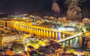 Stadt Omiš am Fluss Cetina bei Nacht und außergewöhnliche Locations