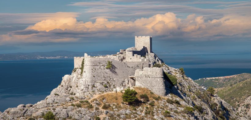 Starigrad Fortress an der Adria - Wanderung zur Festung Starigrad in Omiš