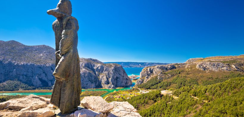 Statue von Mila mit Blick auf die Stadt Omiš in Kroatien - Omiš Sehenswürdigkeiten