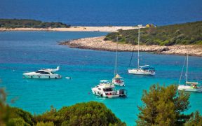 Boote in der Bucht vom Strand Sakarun auf der Insel Dugi Otok - Segelrouten in Kroatien - beliebte Reviere der Adria