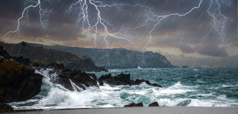 Der Wind Jugo bringt neben Regen und kräftigen Wellen auch Blitz und Donner an die Adria