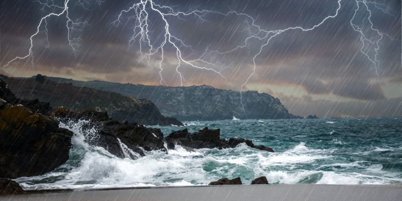 Der Wind Jugo bringt neben Regen und kräftigen Wellen auch Blitz und Donner an die Adria