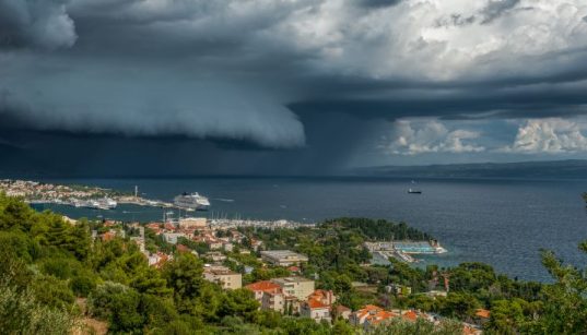 Gefährliche Wolkenbildung über dem Meer bei Split - der Wind Bora zieht auf
