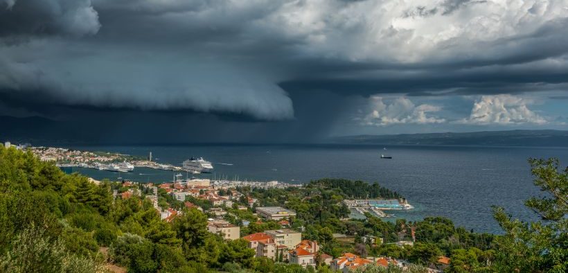 Gefährliche Wolkenbildung über dem Meer bei Split - der Wind Bora zieht auf
