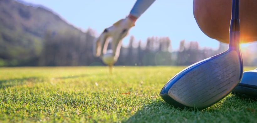 Golf bereitet sich auf den Abschlag vor unter Einhaltung der Golfregeln