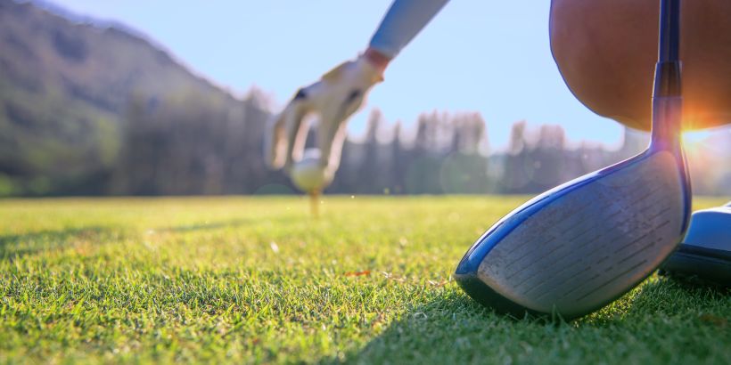 Golf bereitet sich auf den Abschlag vor unter Einhaltung der Golfregeln