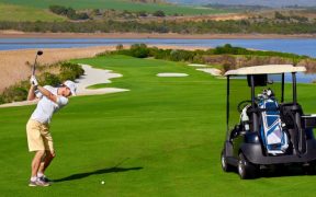 Golf Adriatic - Golfer beim Abschlag vor Wasserhindernis auf Golfplatz in Savudrija