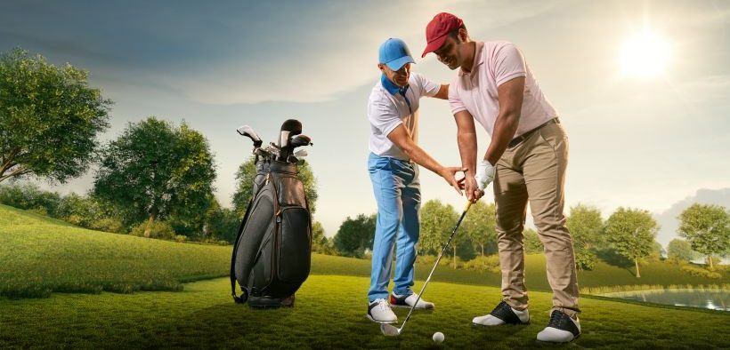 Golfer beim Abschlag üben in Golfhotel in Kroatien