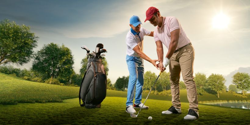Golfer beim Abschlag üben in Golfhotel in Kroatien