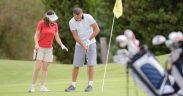 Golfspieler beim Einhalten der Golf Etikette auf dem Green - Verhalten auf dem Golfplatz