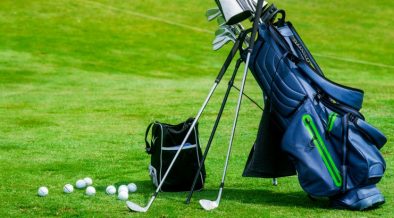 Komplettes Set Golfausrüstung für den Golfurlaub