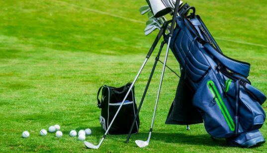 Komplettes Set Golfausrüstung für den Golfurlaub