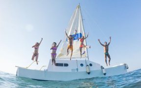 Urlauber haben Spaß beim Sprung vom Boot ins Meer - Regln, Tipps & Infos für unbeschwerte Bootstouren