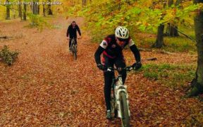 Bike-Club Psunj beim Radfahren in Nova Gradiška im goldenen Herbst in Slawonien
