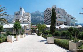 Casino Arena Makarska vor malerischer Bergkulisse der Riviera
