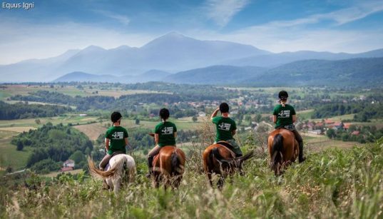 Das Reitteam der Ranch Equus Igni genießt den Anblick von Berg und Tal