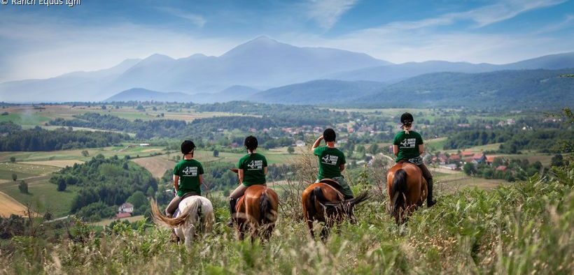 Das Reitteam der Ranch Equus Igni genießt den Anblick von Berg und Tal