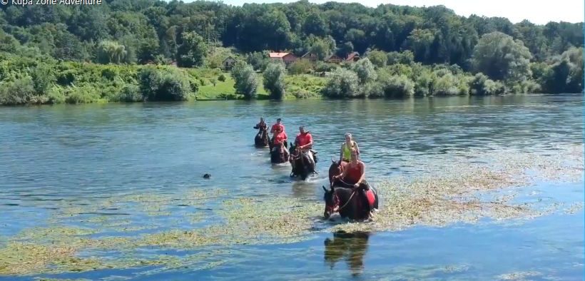 Mit dem Reitverband Pokuplje und Kupa Zone Adventure auf Pferden quer durch den Fluss